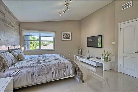 House in Doral, Florida 4 bedrooms, 239.69 sq.m. № 2003590 - photo 15