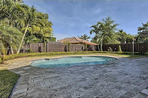 House in Doral, Florida 4 bedrooms, 239.69 sq.m. № 2003590 - photo 7