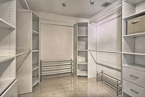 House in Doral, Florida 4 bedrooms, 239.69 sq.m. № 2003590 - photo 18