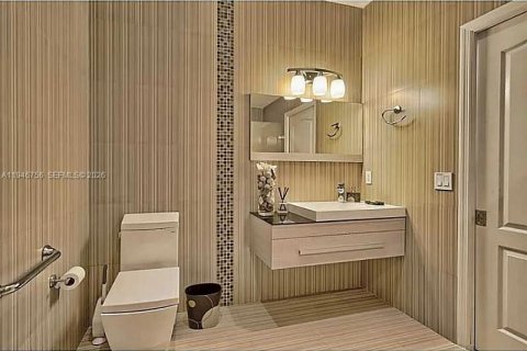 House in Doral, Florida 4 bedrooms, 239.69 sq.m. № 2003590 - photo 13