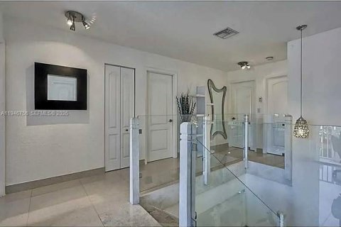 House in Doral, Florida 4 bedrooms, 239.69 sq.m. № 2003590 - photo 14