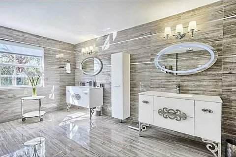 House in Doral, Florida 4 bedrooms, 239.69 sq.m. № 2003590 - photo 19