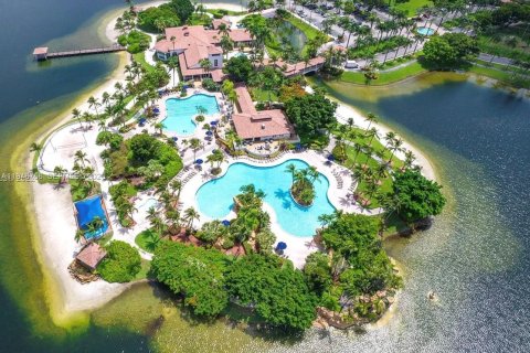 House in Doral, Florida 4 bedrooms, 239.69 sq.m. № 2003590 - photo 22