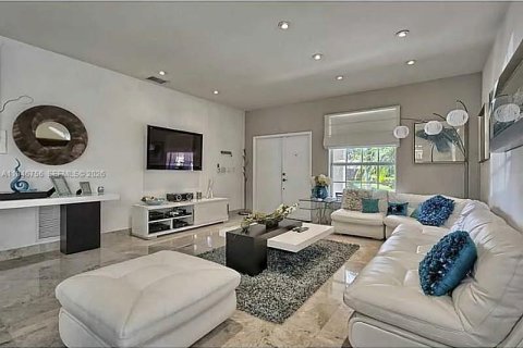 House in Doral, Florida 4 bedrooms, 239.69 sq.m. № 2003590 - photo 3