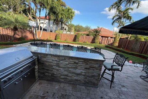 House in Doral, Florida 4 bedrooms, 239.69 sq.m. № 2003590 - photo 10