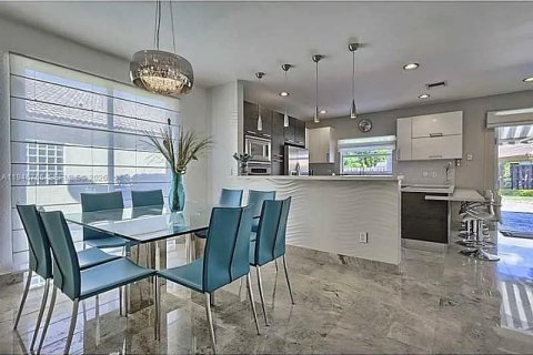 House in Doral, Florida 4 bedrooms, 239.69 sq.m. № 2003590 - photo 6