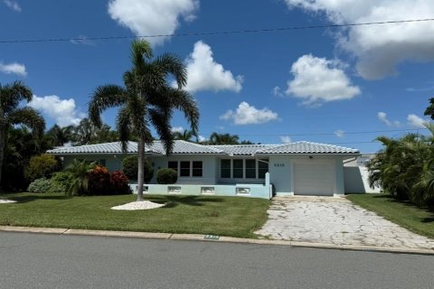 Casa en alquiler en Saint Petersburg, Florida, 2 dormitorios, 124.95 m2 № 1888474 - foto 1