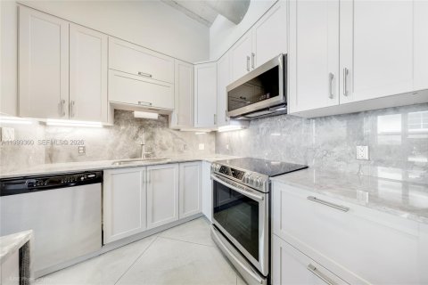Condo in Miami, Florida, 2 bedrooms  № 2064056 - photo 2
