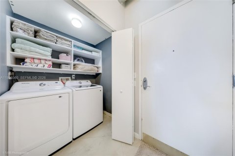 Condo in Miami, Florida, 2 bedrooms  № 2064056 - photo 10