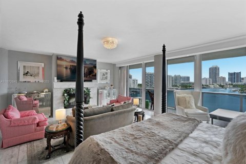 Condominio en venta en Miami Beach, Florida, 4 dormitorios, 297.29 m2 № 1927967 - foto 18