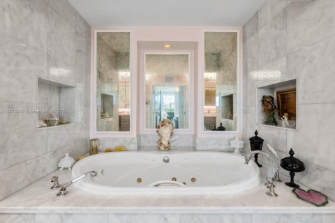 Condominio en venta en Miami Beach, Florida, 4 dormitorios, 297.29 m2 № 1927967 - foto 19