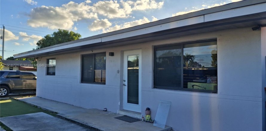 Дом в Майами, Флорида 3 спальни, 108.42м2 № 1973670