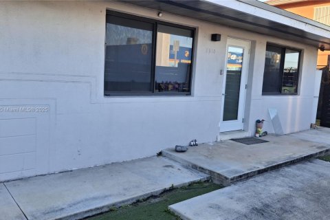 Купить виллу или дом в Майами, Флорида 3 спальни, 108.42м2, № 1973670 - фото 2