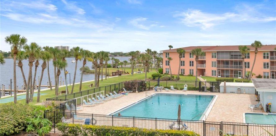 Condo in Daytona Beach, Florida, 2 bedrooms  № 2107059