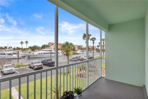 Condo in Daytona Beach, Florida, 2 bedrooms  № 2107059 - photo 16