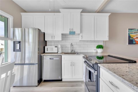 Condo in Daytona Beach, Florida, 2 bedrooms  № 2107059 - photo 8