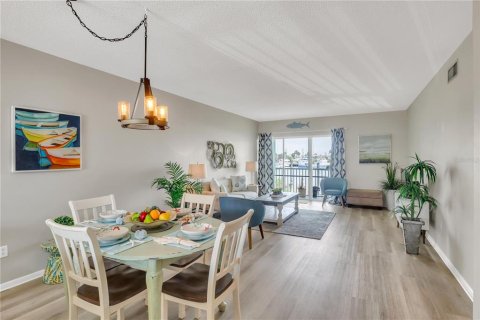 Condo in Daytona Beach, Florida, 2 bedrooms  № 2107059 - photo 4