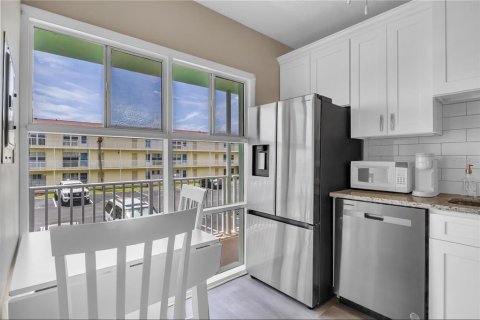 Condo in Daytona Beach, Florida, 2 bedrooms  № 2107059 - photo 9