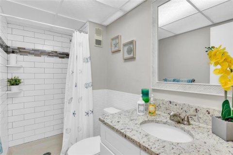 Condo in Daytona Beach, Florida, 2 bedrooms  № 2107059 - photo 12