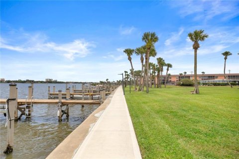Condo in Daytona Beach, Florida, 2 bedrooms  № 2107059 - photo 21