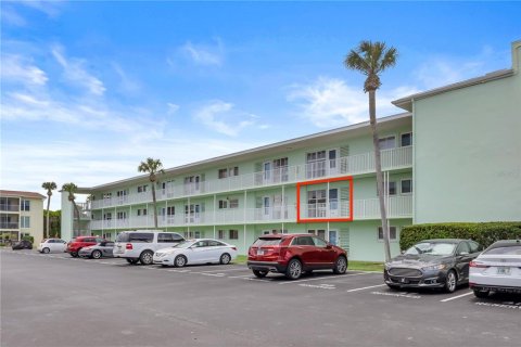 Condo in Daytona Beach, Florida, 2 bedrooms  № 2107059 - photo 24