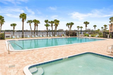 Condo in Daytona Beach, Florida, 2 bedrooms  № 2107059 - photo 17