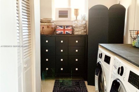 House in Dania Beach, Florida 3 bedrooms, 105.91 sq.m. № 2059153 - photo 13