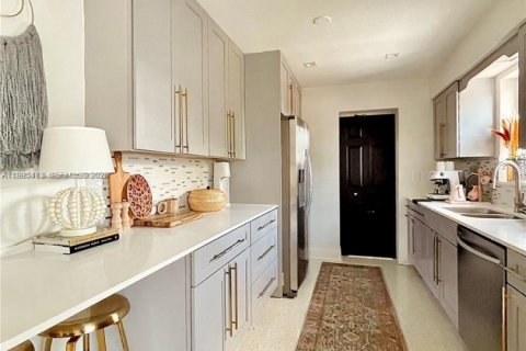 House in Dania Beach, Florida 3 bedrooms, 105.91 sq.m. № 2059153 - photo 7