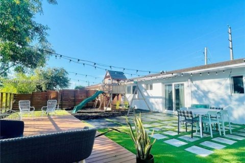 House in Dania Beach, Florida 3 bedrooms, 105.91 sq.m. № 2059153 - photo 5