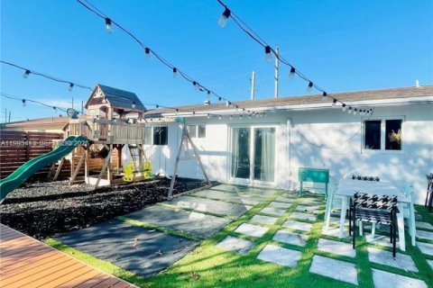 House in Dania Beach, Florida 3 bedrooms, 105.91 sq.m. № 2059153 - photo 3