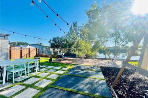 House in Dania Beach, Florida 3 bedrooms, 105.91 sq.m. № 2059153