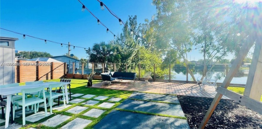 House in Dania Beach, Florida 3 bedrooms, 105.91 sq.m. № 2059153