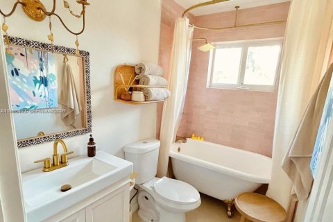 House in Dania Beach, Florida 3 bedrooms, 105.91 sq.m. № 2059153 - photo 12