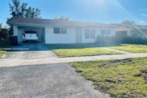 House in Dania Beach, Florida 3 bedrooms, 105.91 sq.m. № 2059153 - photo 6