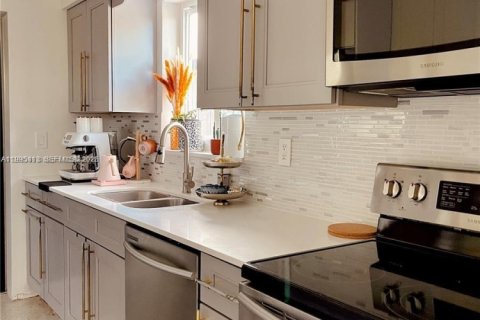 House in Dania Beach, Florida 3 bedrooms, 105.91 sq.m. № 2059153 - photo 8