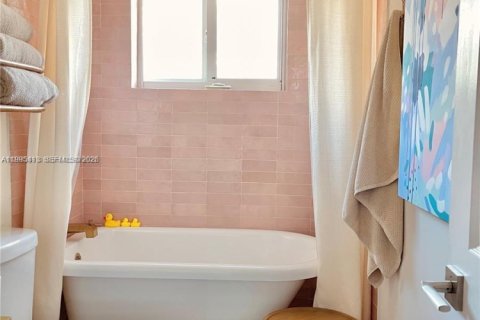 House in Dania Beach, Florida 3 bedrooms, 105.91 sq.m. № 2059153 - photo 11