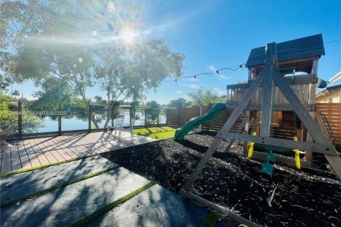 House in Dania Beach, Florida 3 bedrooms, 105.91 sq.m. № 2059153 - photo 4