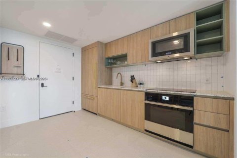 Condominio en alquiler en Miami, Florida, 1 dormitorio, 55.56 m2 № 2053131 - foto 2