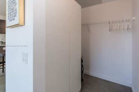 Condominio en alquiler en Miami, Florida, 1 dormitorio, 48.87 m2 № 1958880 - foto 7