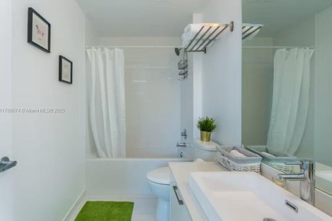Condominio en alquiler en Miami, Florida, 1 dormitorio, 48.87 m2 № 1958880 - foto 8