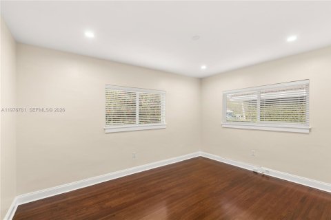 House in Coral Gables, Florida 2 bedrooms, 115.2 sq.m. № 2040578 - photo 17