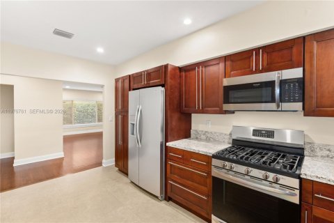 House in Coral Gables, Florida 2 bedrooms, 115.2 sq.m. № 2040578 - photo 13