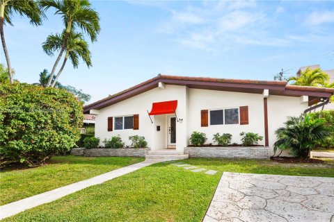 House in Coral Gables, Florida 2 bedrooms, 115.2 sq.m. № 2040578 - photo 3