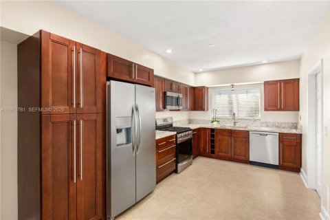 House in Coral Gables, Florida 2 bedrooms, 115.2 sq.m. № 2040578 - photo 10
