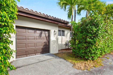 House in Coral Gables, Florida 2 bedrooms, 115.2 sq.m. № 2040578 - photo 6