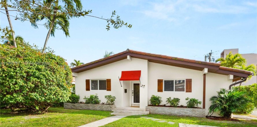 House in Coral Gables, Florida 2 bedrooms, 115.2 sq.m. № 2040578