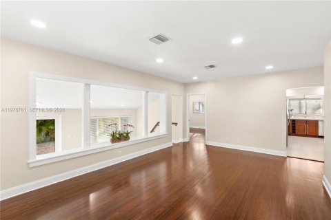 House in Coral Gables, Florida 2 bedrooms, 115.2 sq.m. № 2040578 - photo 23