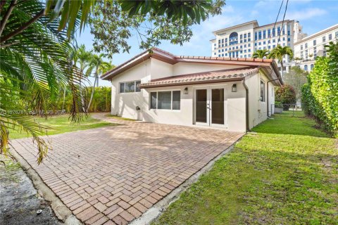 House in Coral Gables, Florida 2 bedrooms, 115.2 sq.m. № 2040578 - photo 8