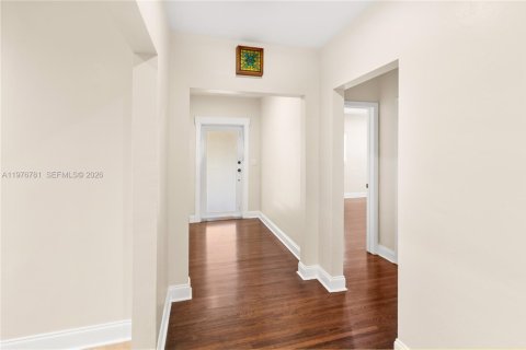 House in Coral Gables, Florida 2 bedrooms, 115.2 sq.m. № 2040578 - photo 21