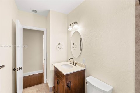 House in Coral Gables, Florida 2 bedrooms, 115.2 sq.m. № 2040578 - photo 20